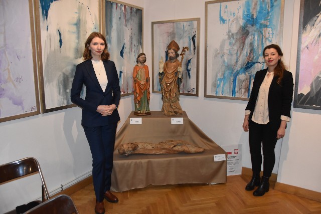 Konserwatorki: Maja Potrawiak i Katarzyna Dobrzańska przy rzeźbach gotyckich, którym poświęciły blisko 9 miesięcy pracy