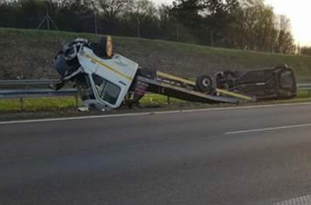 Na autostradzie A4 dachowała laweta