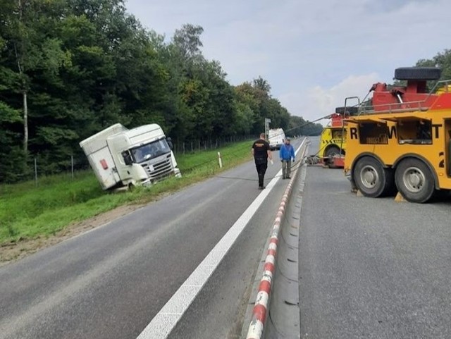 Ciężarówka wpadła do rowu i przewróciła się miedzy węzłami Strzelce Opolskie i Łany. Droga była zablokowana 3 godziny.
