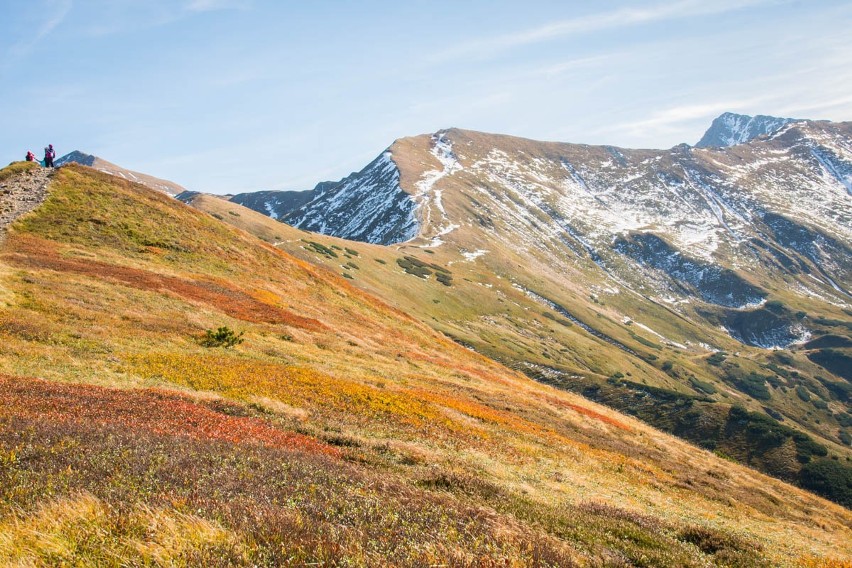 Tatry Zachodnie. Choć w najwyższych partiach gór zalega śnieg, jesienne barwy i tak oczarowują ZDJĘCIA