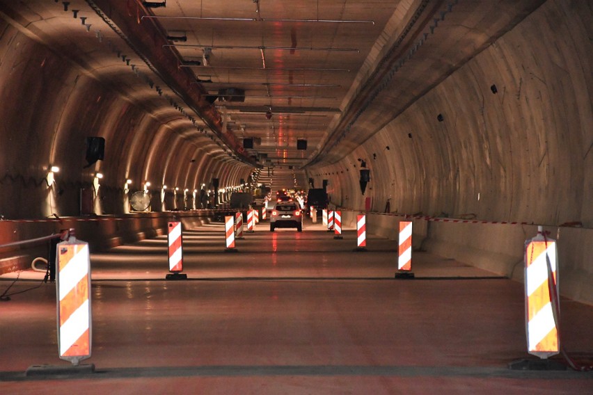 Kanały technologiczne oraz ogólne ujęcia z wnętrza tunelu i...