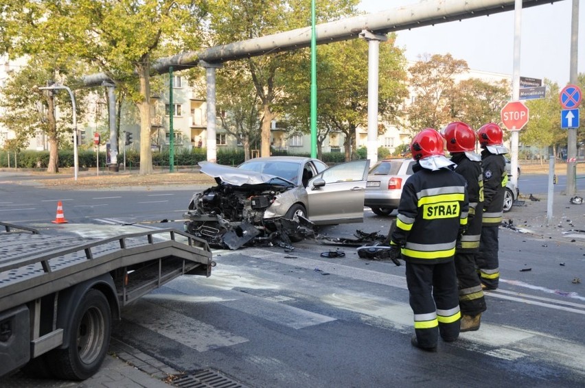Wypadek w Poznaniu: Zderzenie dwóch aut na skrzyżowaniu...
