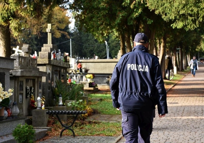 Tak policjanci dbają o bezpieczeństwo ludzi odwiedzających groby bliskich [ZDJĘCIA]