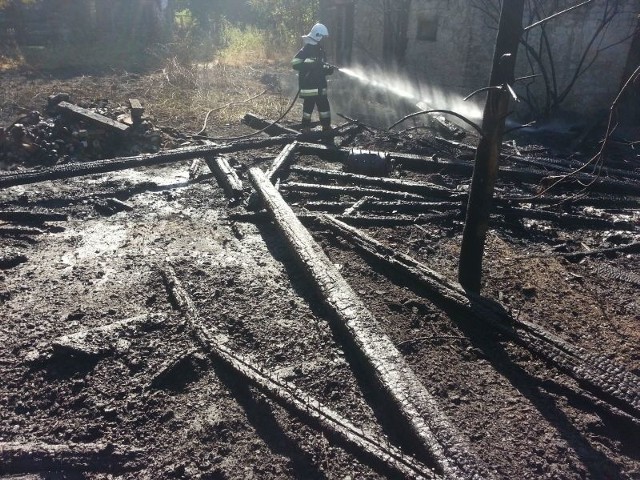 Od płonących traw zajęła się pusta stodoła należąca do opuszczonego gospodarstwa.