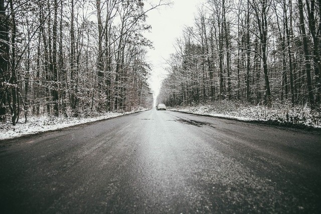 W Świętokrzyskiem będzie padał śnieg z deszczem. Na drogach będzie ślisko.