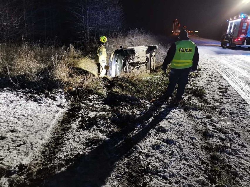 Gołdap. Trzy wypadki w jednym powiecie. Dachowanie, wywrotka i wypychanie pojazdu w 8 osób