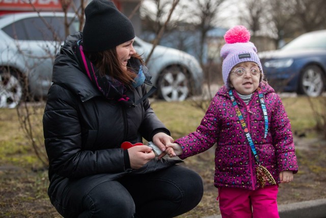 3,5-letnią Hanię Krakowską z Bydgoszczy czeka bardzo kosztowna operacja głowy w Nowym Jorku. Rodzice rodzice dziecka robią, co mogą, by uzbierać potrzebną kwotę, ale potrzebują wsparcia ludzi dobrych serc.