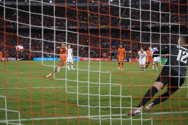 Kapitan reprezentacji Holandii, Memphis Depay przestrzelił rzut karny przeciw bramkarzowi drużyny Polski, Łukaszowi Skorupskiemu w doliczonym czasie gry