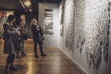 Wyjątkowa wystawa Marii Błotko-Kiszki w Galerii Teatru Korez. Kilkadziesiąt dzieł sztuki w formach tkanych, plecionych i szytych