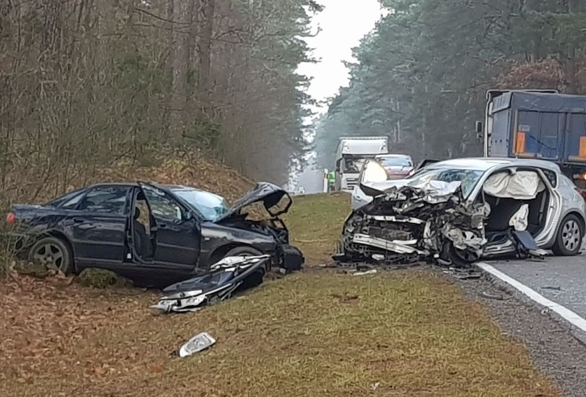 Wypadek w Niegowcu na drodze wojewódzkiej. Zmarł 29-letni kierowca audi