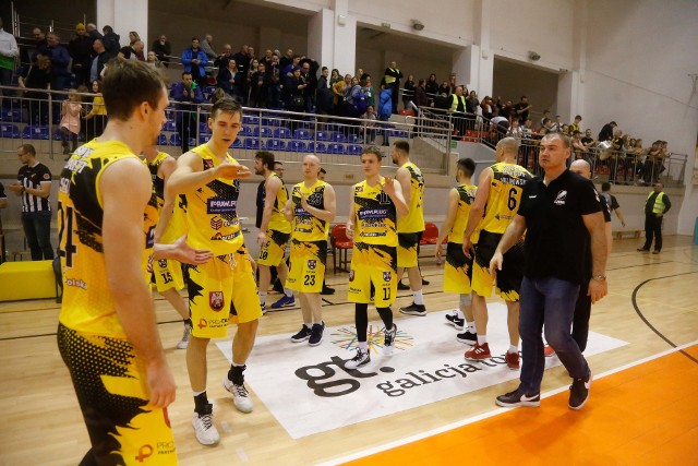 Koszykarze Rawlplug Sokoła Łańcut pokonali we własnej hali Czarnych Słupsk w meczu 24. kolejki 1 ligi