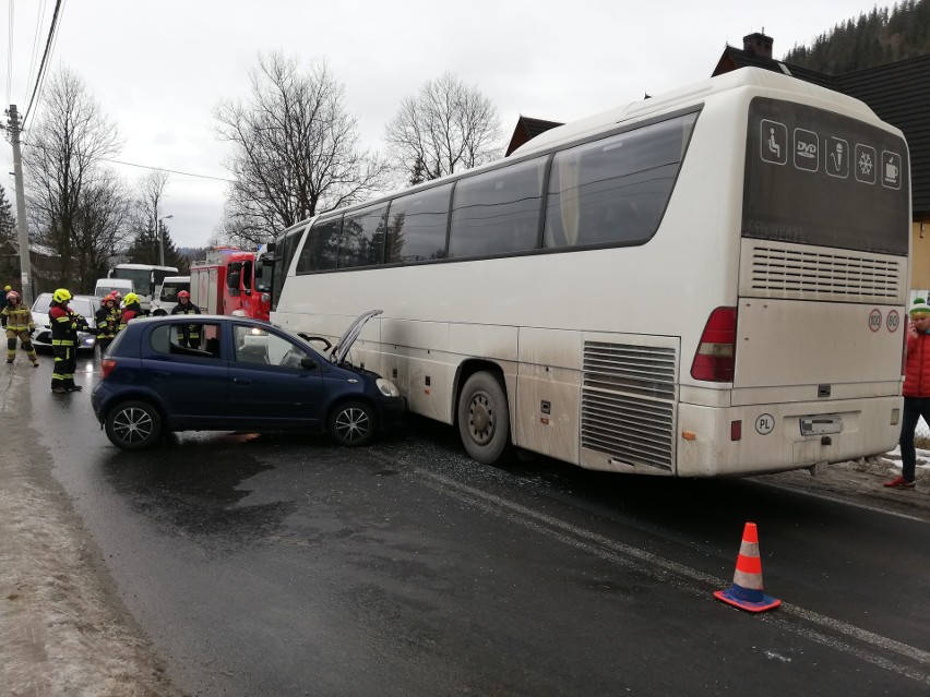 Poronin. Zderzenie autobusu z osobówką. Droga jest całkowicie zablokowana 