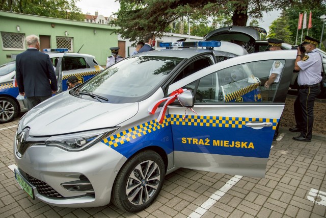 Przekazanie samochodów elektrycznych gdańskiej straży miejskiej