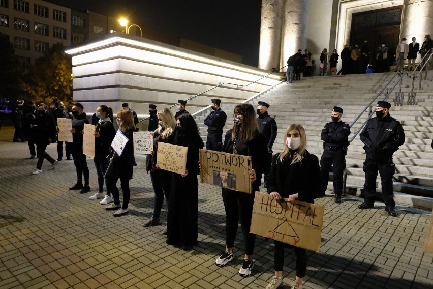 Protest pod katedrą w Katowicach