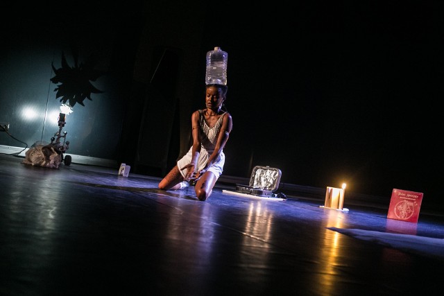 Ana Pi to artystka choreograficzna i obrazowa, badaczka tańców afro-diasporycznych i miejskich, tancerka improwizacyjnaPrzejdź dalej -->