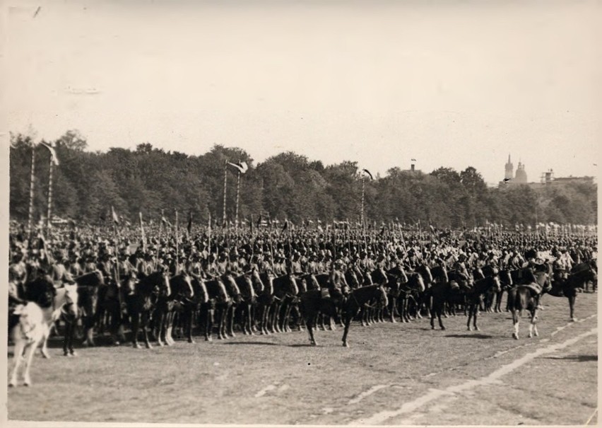 90 lat temu w Krakowie. Ostatnia rewia kawaleryjska odbyła się na Błoniach w 1933 roku
