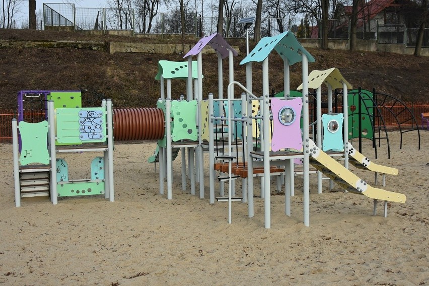 W Warce powstają dwa nowoczesne place zabaw. To jeden z elementów zagospodarowania terenów nad Pilicą
