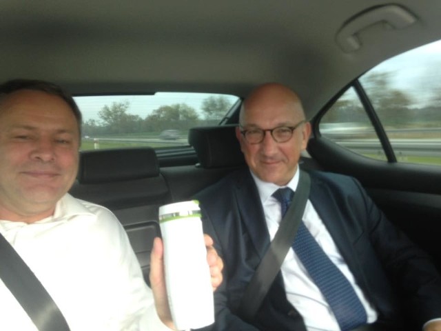 Prezydent Rafał Bruski umieścił na swoim profilu zdjęcie ze skarbnikiem Piotrem Tomaszewskim w drodze do Warszawy.