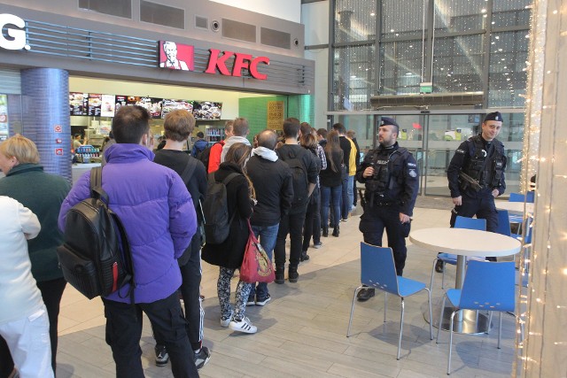 Kubełki KFC za darmo! Są kolejki ZDJĘCIA Wystarczy 28.11 hasło. Restauracje KFC  Warszawa Mazowsze: Gdzie i jak otrzymać darmowe kubełki KFC? | Polska Times