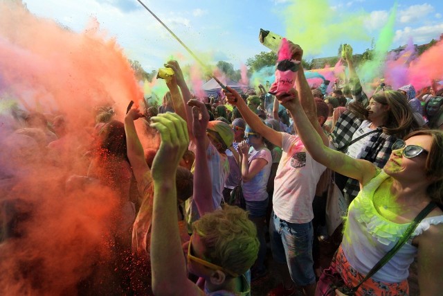 Na Wrotkowie Holi Festiwal KolorówHoli Festiwal  po zimowej przerwie powraca do Lublina. Pierwszym przystankiem będzie Słoneczny Wrotków. Nad Zalewem Zemborzyckim miłośnicy kolorowego szaleństwa znów obsypią się holograficznymi proszkami w  dziewięciu kolorach.Sobota, Słoneczny Wrotków, godz. 15.00 - 21.00, wstęp wolny