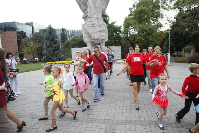 Wcześniej Szlachetna Paczka organizowała poloneza, zachęcając do wolontariatu. W sobotę wokół galerii Solaris przejdzie marsz zachęcający do robienia paczek dla potrzebujących rodzin.