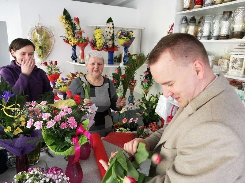 Burmistrz Gniewkowa Adam Straszyński wyszedł z ratusza i...