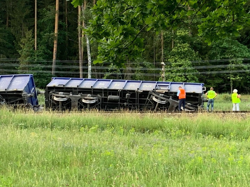 Ruch pociągów na trasie Augustów – Suwałki zablokowany. Wykoleił się pociąg (zdjęcia)