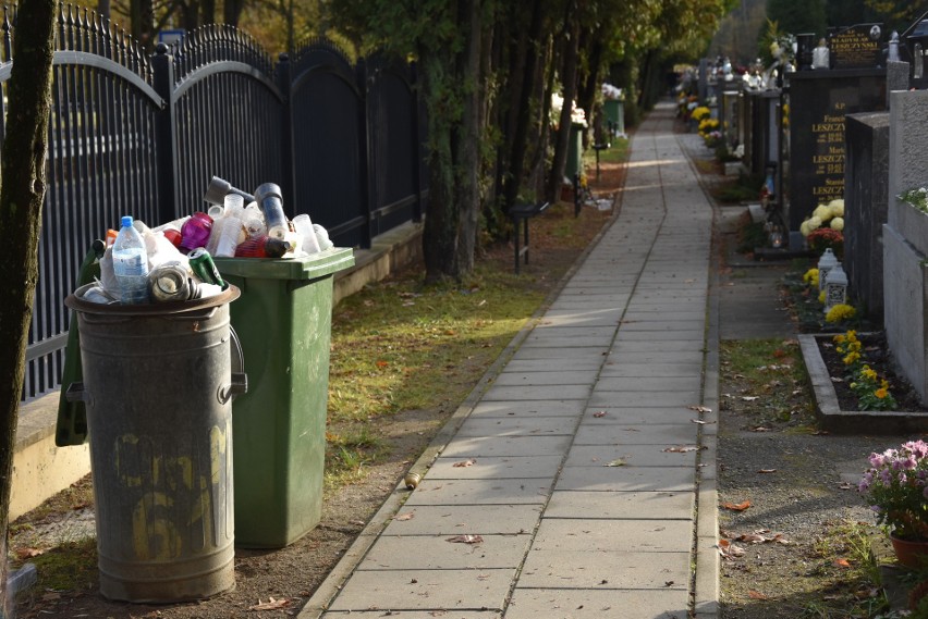 Tarnów. Ponury krajobraz po Wszystkich Świętych - śmieci na cmentarzach przybywa [ZDJĘCIA]