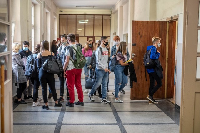 Zakażeń COVID-19 w szkołach ciągle przybywa