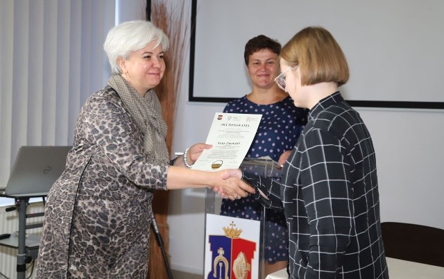 Uczniowie otrzymali akty powołania do uczestnictwa w projekcie ochrony i wzmacnianie tradycji wikliniarstwa w Rudniku