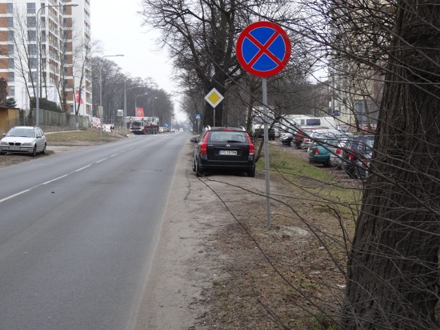 Parkingowa katastrofa na osiedlu Dębina w Poznaniu