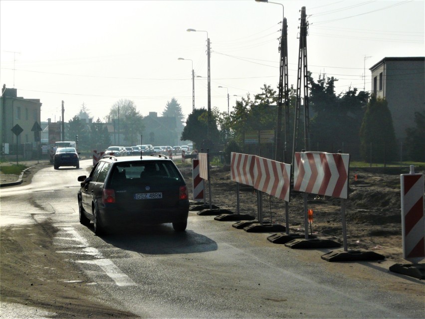 Sześć wahadeł na jednej drodze - zmora kierowców dojeżdżających do Pabianic. ZDJĘCIA