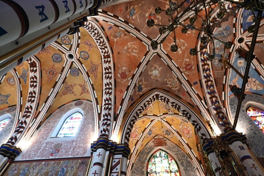 Odnowione zabytkowe polichromie w kościele Matki Bożej Szkaplerznej w Stalowej Woli na osiedlu Rozwadów. Zobacz zdjęcia