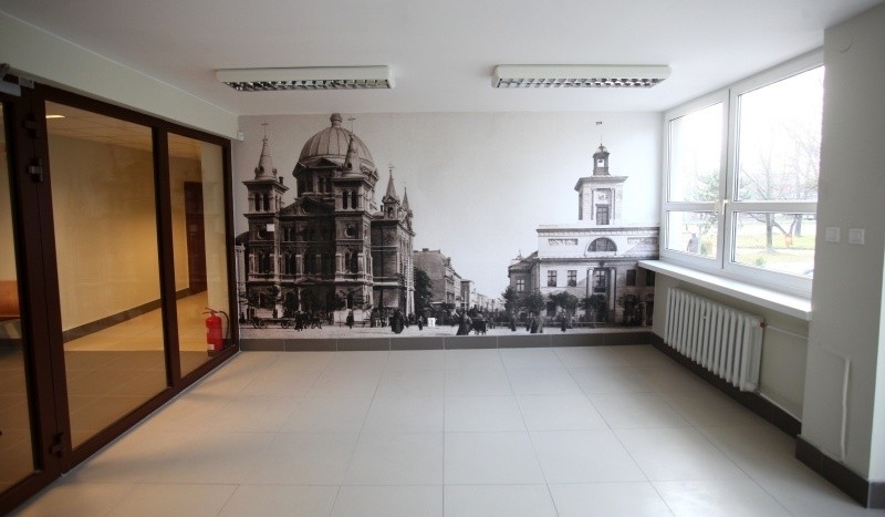 Ściany budynku ozdobiono zdjęciami dawnej Łodzi - tak jak w...