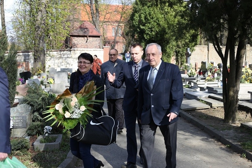 Leszek Miller odwiedził grób Barbary Blidy w Siemianowicach Śląskich [ZDJĘCIA]