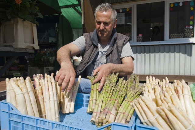 Targowisko w Koszalinie. Szparagi drogie, ale dobrej jakościUrodzaj na plantacji zapowiada się dobry, jednak wszystko zależy od aury.