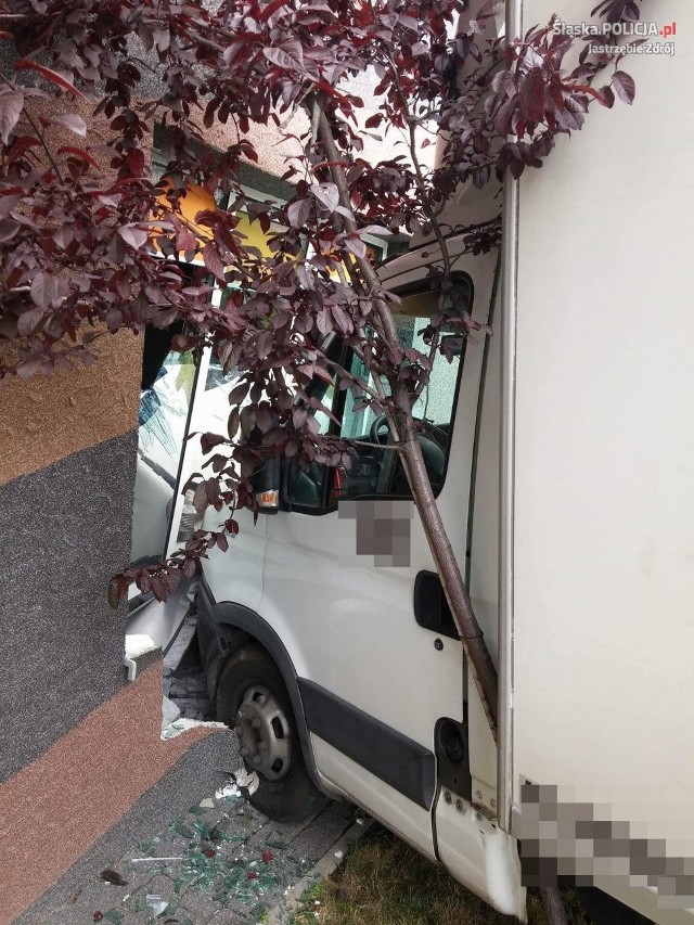 Ciężarówka wbiła się w budynek JSW. Stoczyła się z górki
