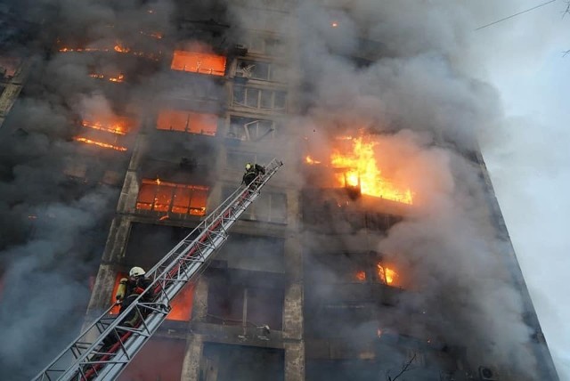 Akcja strażaków po bombardowaniach Kijowa