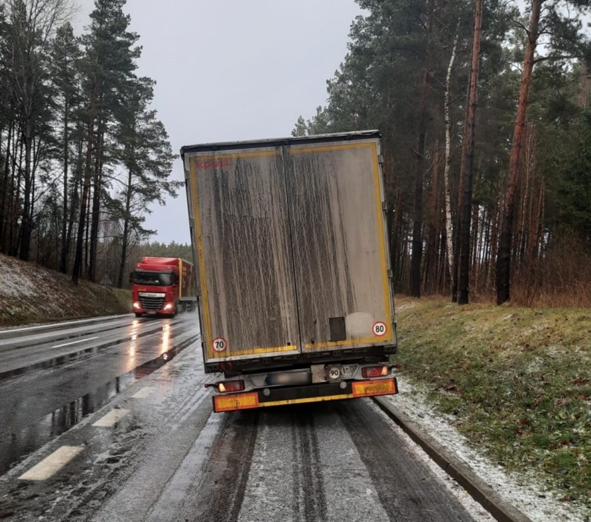 Krasne Folwarczne. Załadowany tir jechał DK 8 mocno przechylony. Okazało się, że nie ma koła! 