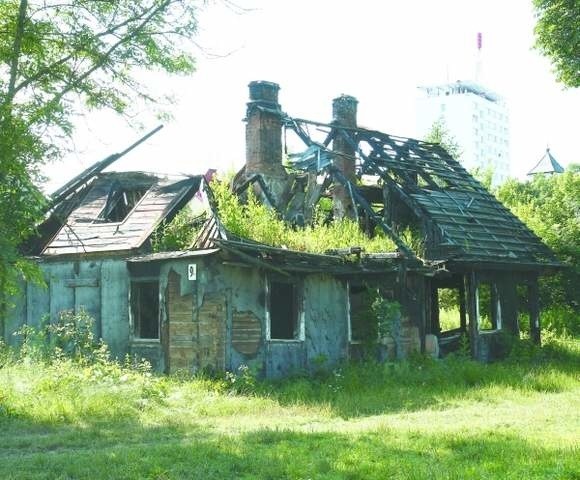 Spalonego domu nie da się już wyremontować. Dlatego ZMK postanowił go sprzedać. Bez skutku.