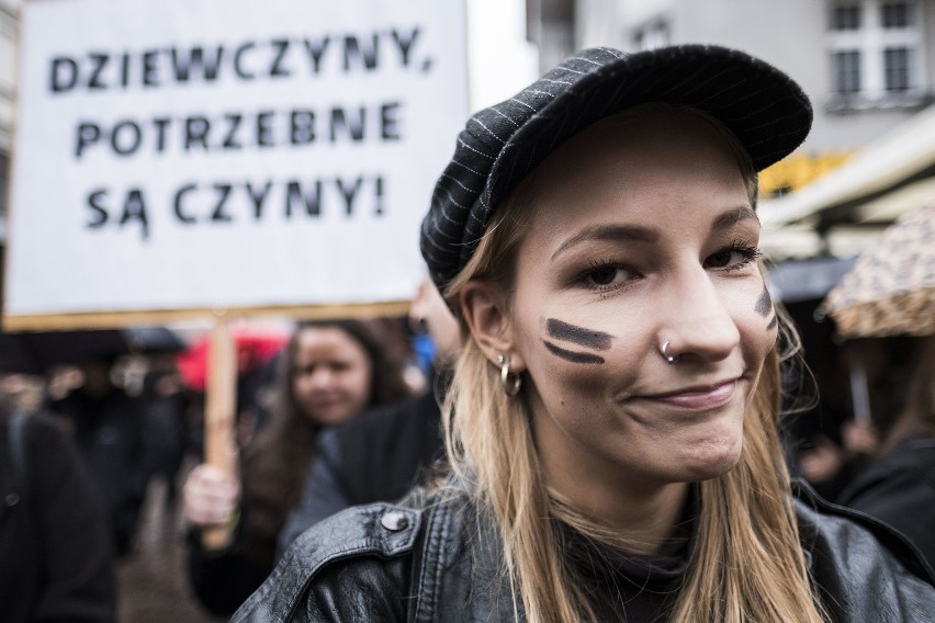 Strajk kobiet i czarny protest na Rynku Staromiejskim w Toruniu