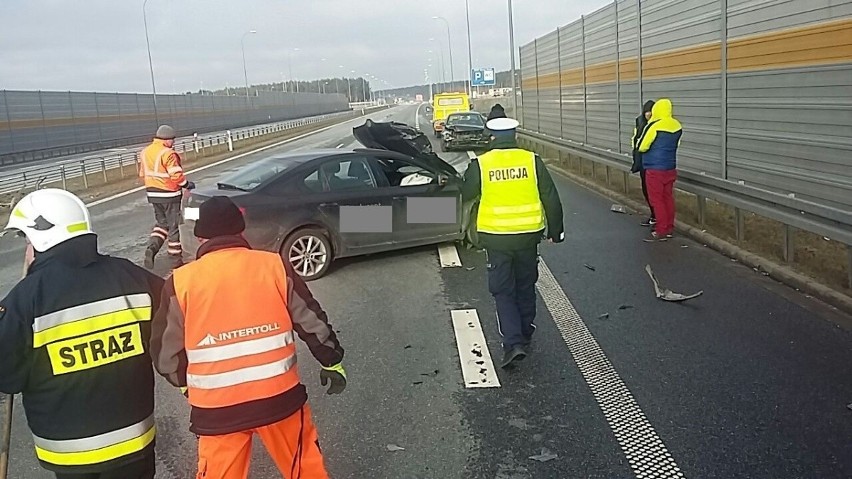 Wypadek na A1 w Lubiczu Dolnym. Zderzyły się dwa samochody [ZDJĘCIA]