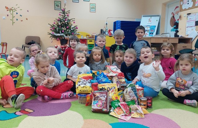 Uczniowie ze szkoły podstawowej numer 2 w Przysusze zebrali dary dla Domu Dziecka w Łodzi.