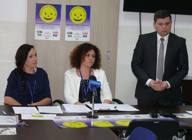 Dyrektor Miejskiego Ośrodka Pomocy Społecznej Piotr Pierścionek oraz Monika Samulak i Ewelina Małek z biura akcji.