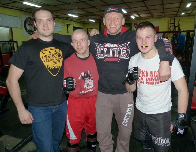 Paweł Kunysz (drugi od prawej) ze swoimi zawodnikami z Klubu Kaito Stalowa Wola.