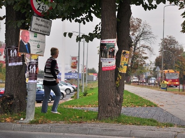 Na ulicach Tarnobrzega jeszcze widać ślady wojny plakatowej.