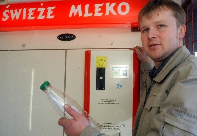 Mlekomat DAniela Bruka w Rymanowie, takie ma powodzenie, że rolnik postawił drugi, większy w Krośnie. Fot. Tomasz Jefimow