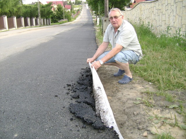 Radny Andrzej Wójcik pokazuje, jak łatwo podnieść asfalt z ulicy Podgrabie