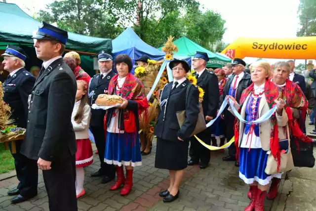 Gminni gospodarze podążali na niedzielne uroczystości dożynkowe w Wysokiej m.in. w asyście strażaków.