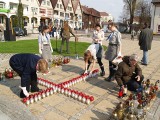 Po katastrofie w Smoleńsku. Ostrołęckie harcerki ułożyły płonący krzyż 